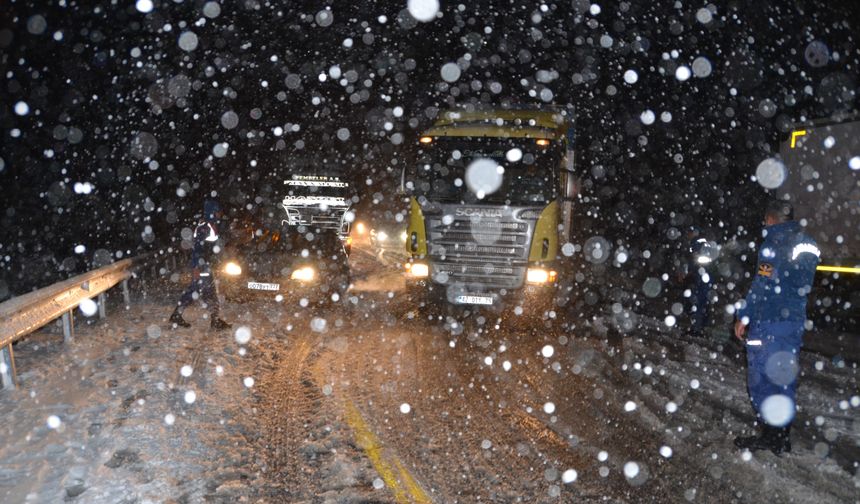Antalya-Konya karayolunda kar yağışı etkili oluyor