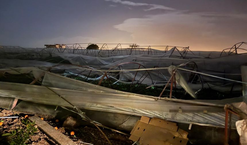 Kumluca'da hortum seralara zarar verdi