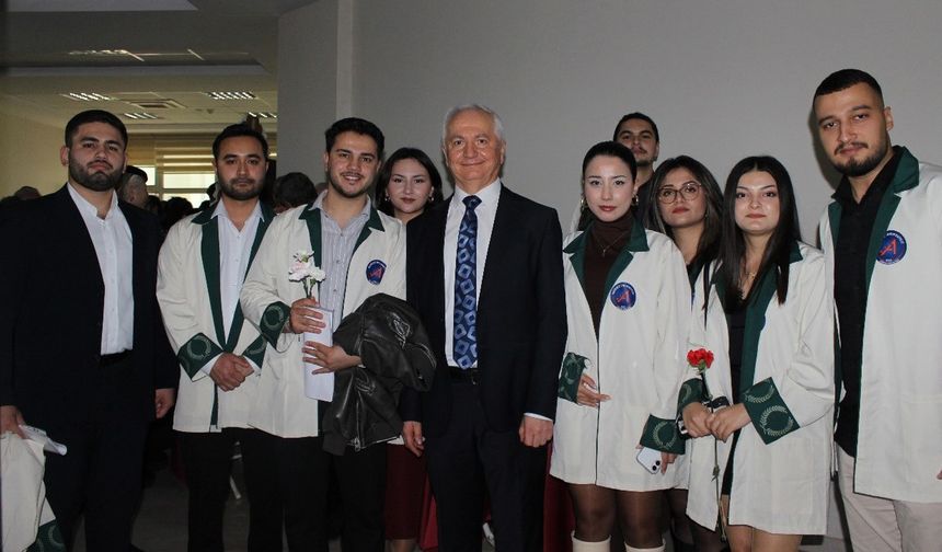 AÜ 225 öğrenciyi uğurladı