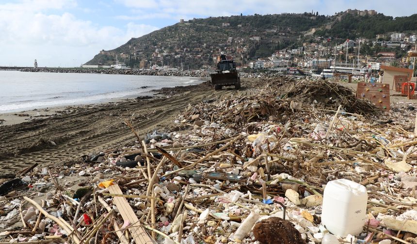 Alanya'da plajlar sel kurbanı