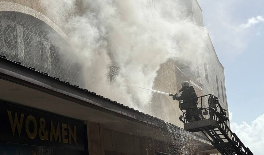 Alışveriş merkezinde yangın çıktı