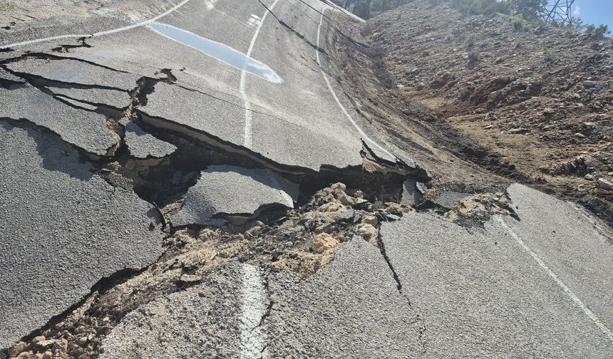 Konyaaltı'da yol çöktü!
