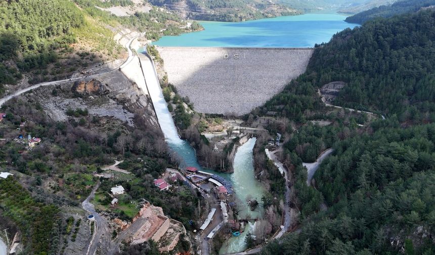 Alanya'da Dim Barajı'nın kapakları açıldı
