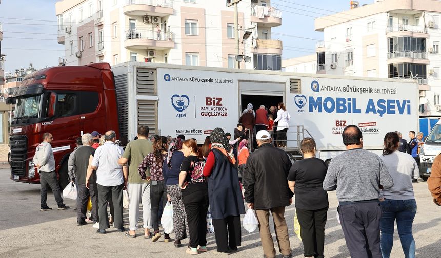 Ramazan boyunca mahallelerde iftar sofrası