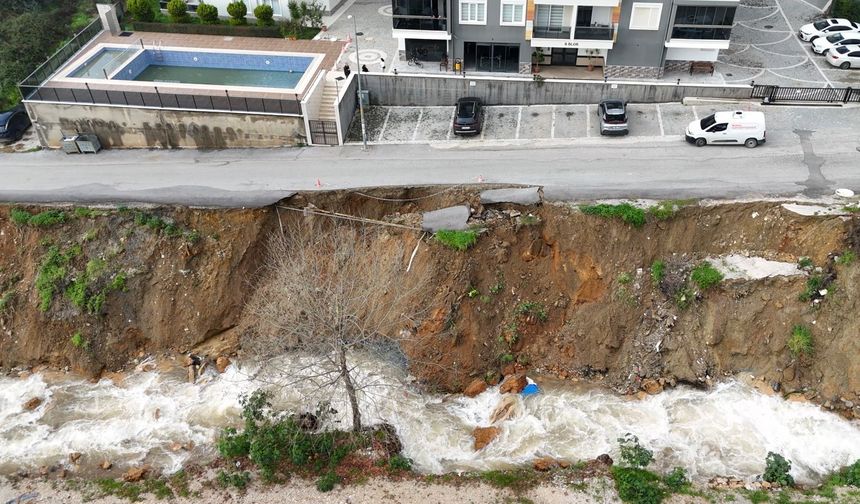 Alanya'da heyelan ve yol çökmesi meydana geldi
