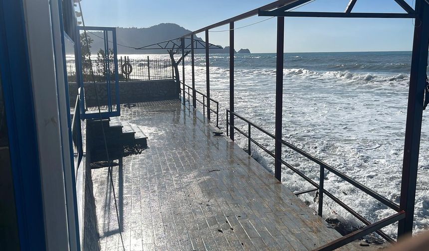 Dalgalar balık lokantasını bastı