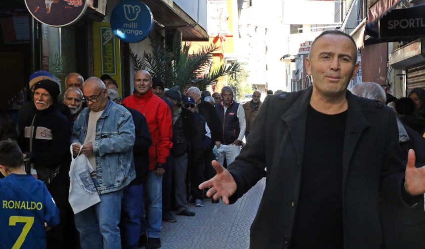 Antalya'da pide kuyruğu