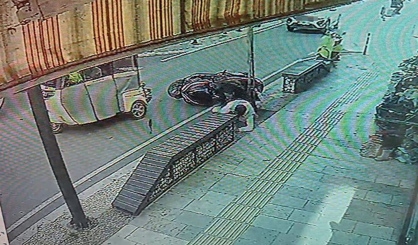 Motosikletliler yola savruldu