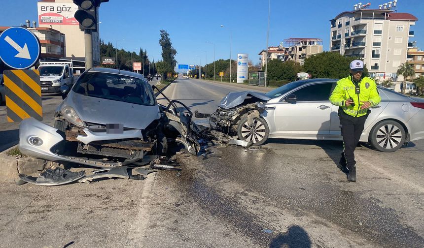 Serik'te iki otomobil çarpıştı: 2 yaralı