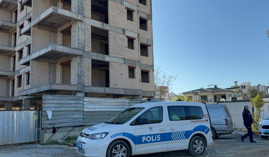 Antalya'da 5'inci kattan düşen işçi yaralandı