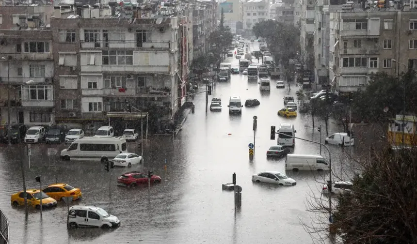Antalya’da yağışlar taşkına yol açtı