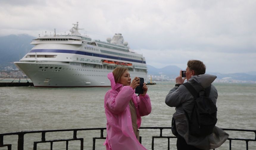 Alanya'ya yılın ilk kruvaziyeri demirledi