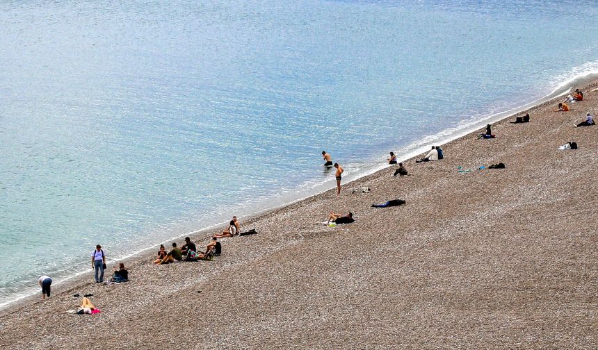 Antalya'da sıcak havayı fırsat bilenler sahile koştu