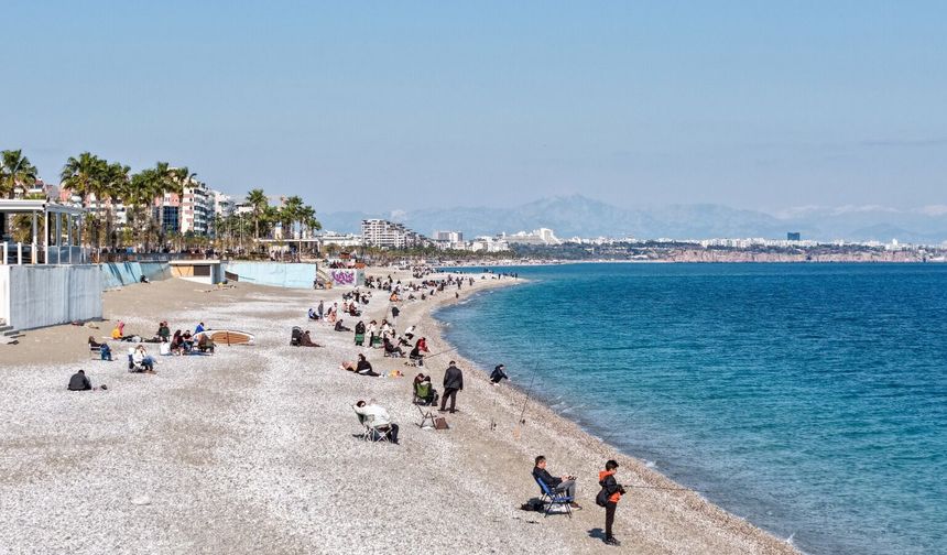 Sahilde deniz, zirvede kayak keyfi