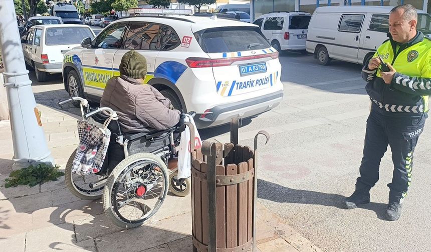 Otomobil engelli aracına çarptı