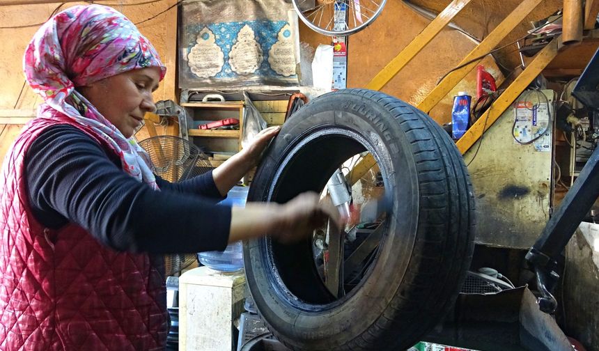 Oto lastik tamirine kadın eli değdi