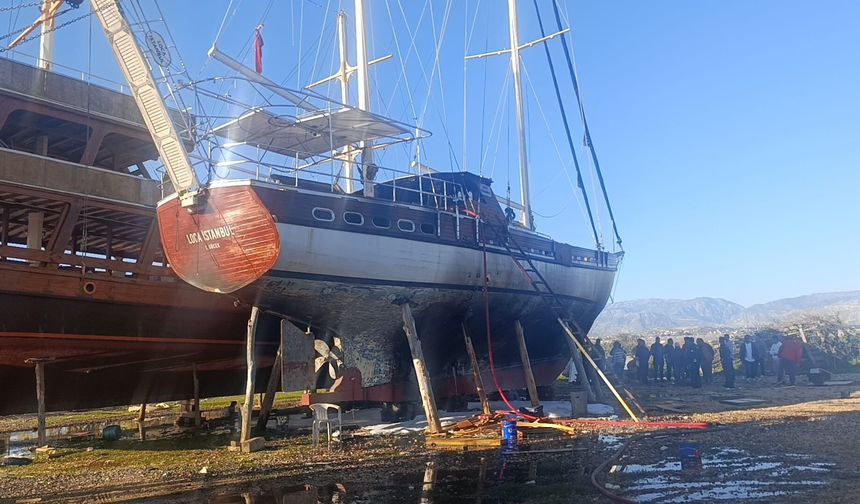 Manavgat'ta tur teknesinde yangın