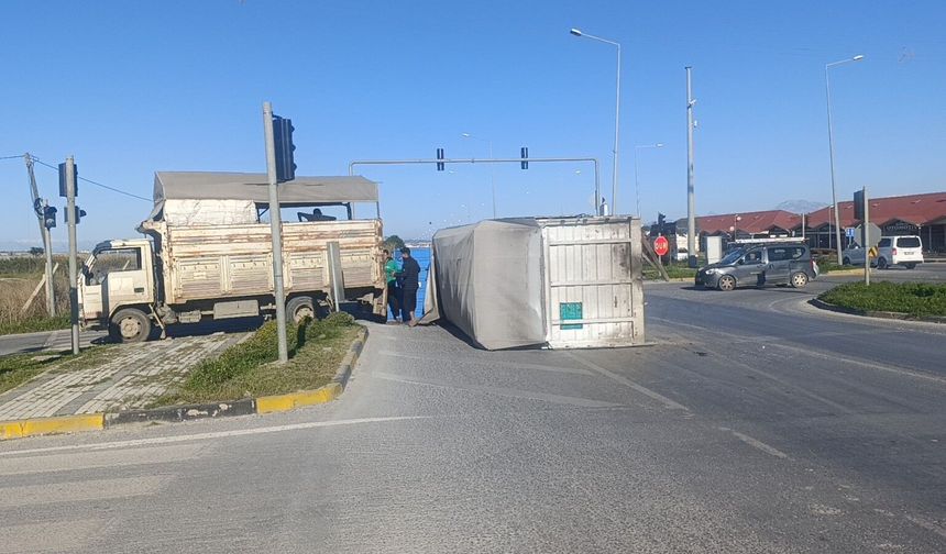 Muz yüklü kamyon devrildi