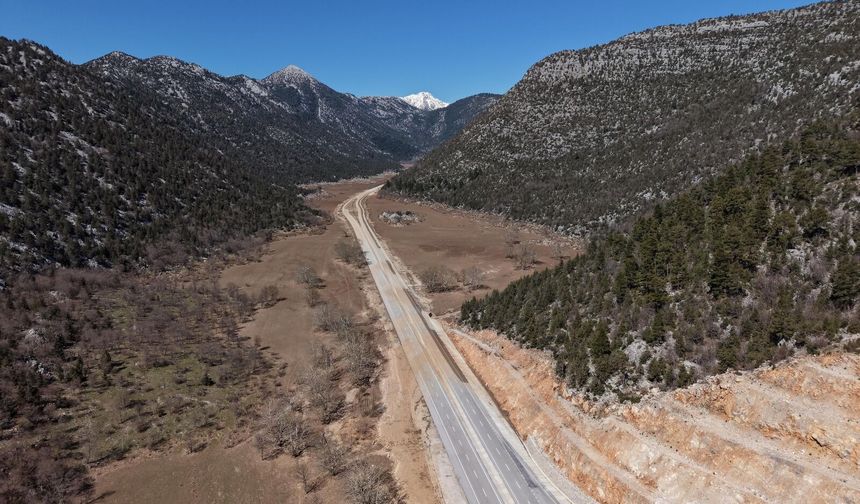 Ulaşıma açılan karayolu havadan görüntülendi