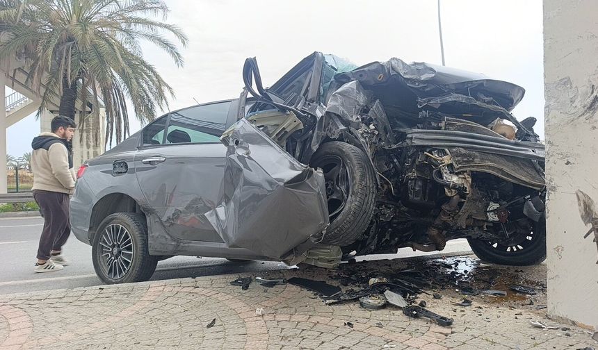 Manavgat'ta kavşakta kaza: 1 ağır yaralı