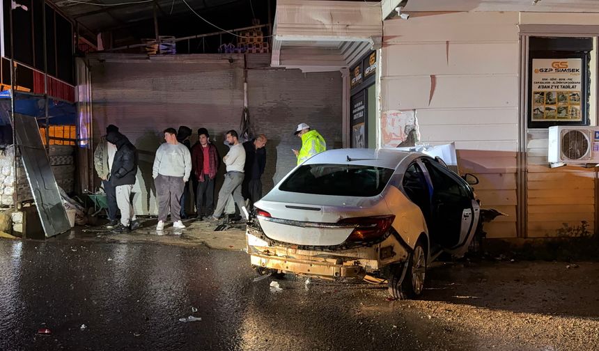Gazipaşa'da otomobil iş yerine daldı: 3 ağır yaralı