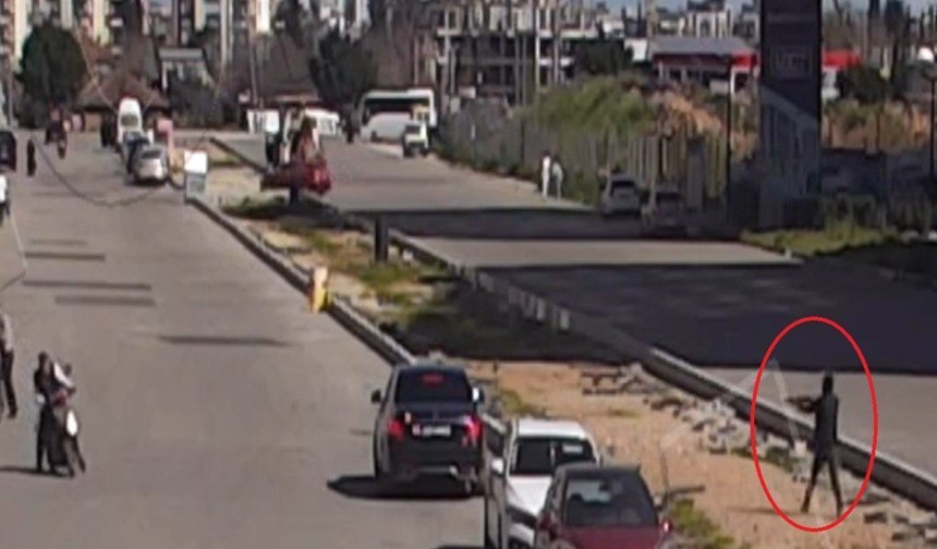 Antalya'da otomobile silahlı saldırı anları kameraya yansıdı