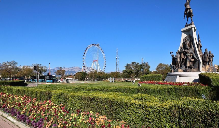 Antalya caddeleri renkleniyor