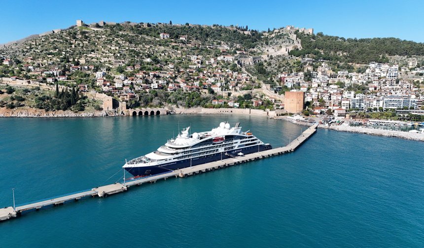 Lüks kruvaziyer Alanya'ya demir attı
