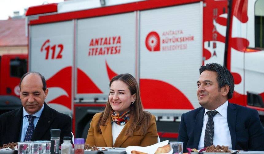 Başkan Vekili Özdemir, itfaiye personeliyle iftarda buluştu