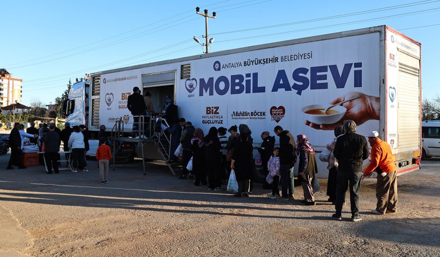 Büyükşehir sıcak yemek ikramları devam ediyor