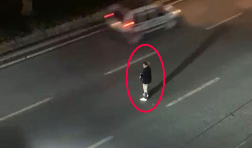 Yol ortasında duran kadın sürücülerin yüreğini ağzına getirdi