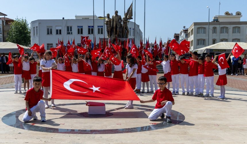 Manavgat kırmızı beyaza büründü