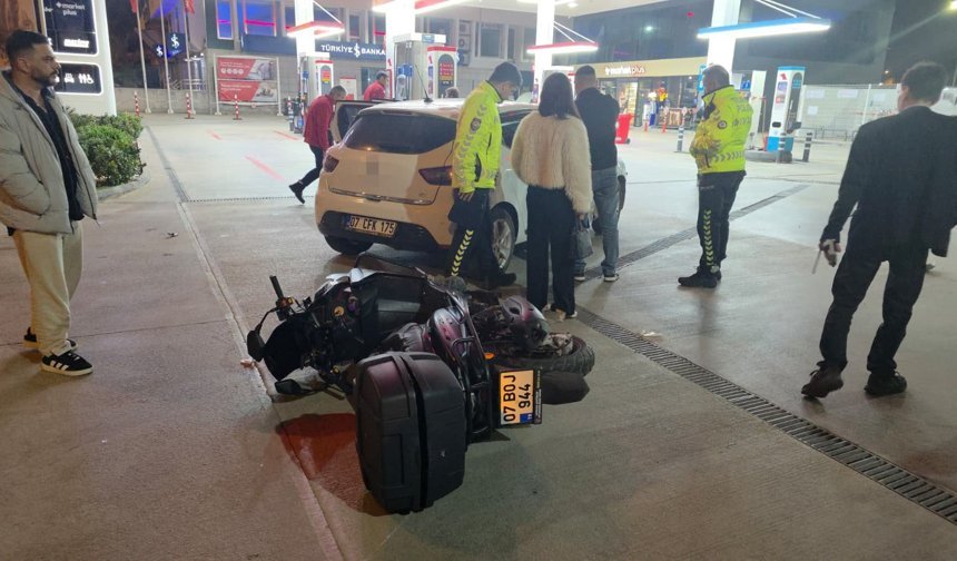 Otomobil ile motosiklet çarpıştı