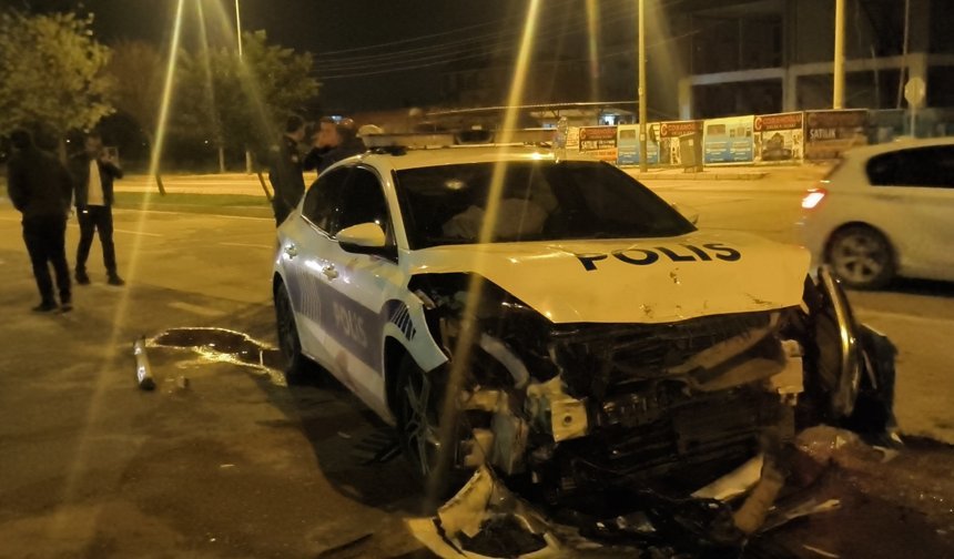Polis otosuna çarpıp kaçtı