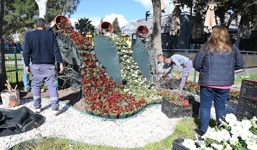 Kemer rengarenk oldu