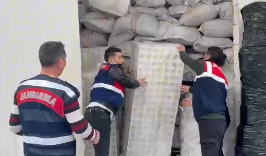 Kepez'de 65 milyon TL değerinde kaçak ürün ele geçirildi