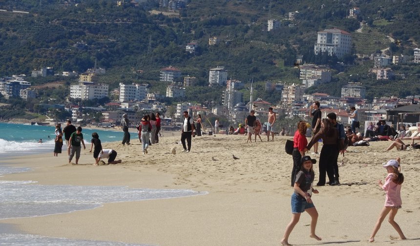 Alanya'da sahiller doldu