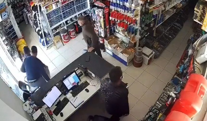 Antalya'da deprem anı kamerada