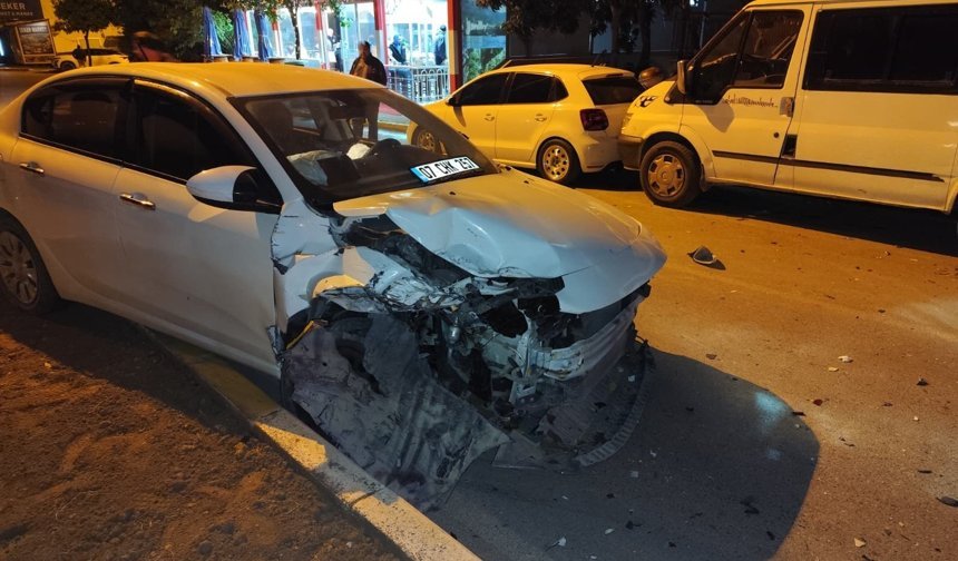 Manavgat'ta alkollü sürücü araçları hurdaya çevirdi