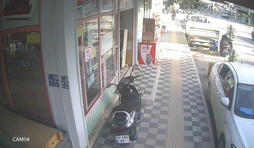 Antalya'da motosiklet hırsızı kameraya yakalandı