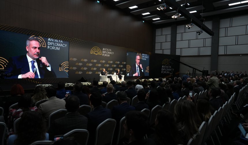 Hakan Fidan'dan kritik mesajlar