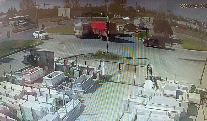 Manavgat'ta kamyon ile kamyonet çarpıştı