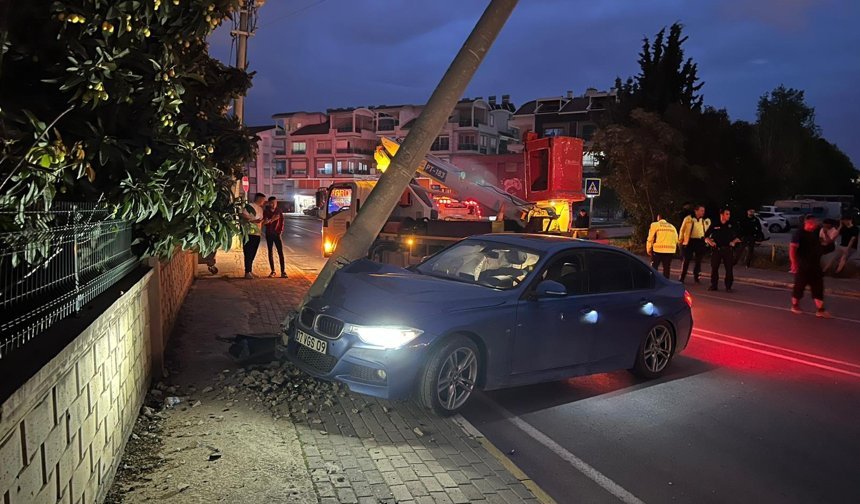 Manavgat'ta otomobil aydınlatma direğine çarptı