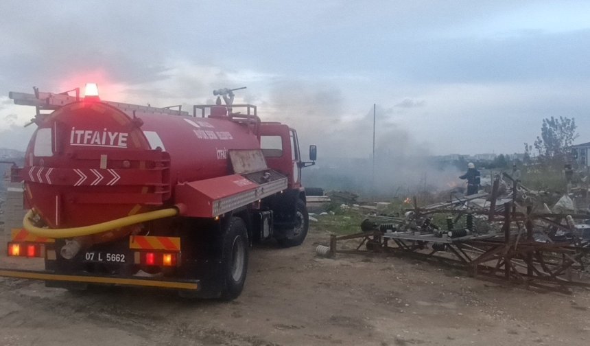 İnşaat şantiyesinde konteyner yangını