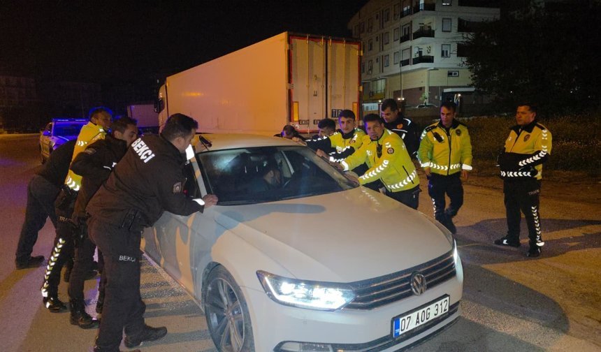 Sürücüyü uyandırmak için polisler seferber oldu