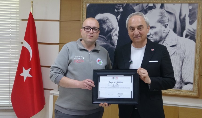 Başkandan bayrak hassasiyetine plaket