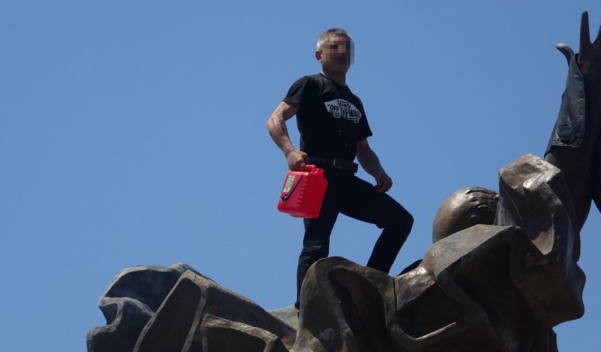 Atatürk heykelinin üstünde benzinli eylem