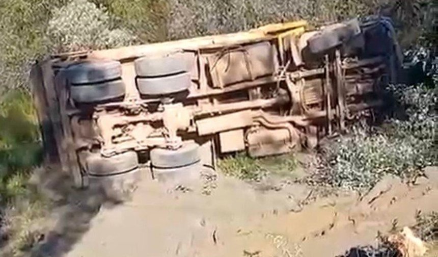 Kamyon şarampole devrildi: 1 ölü