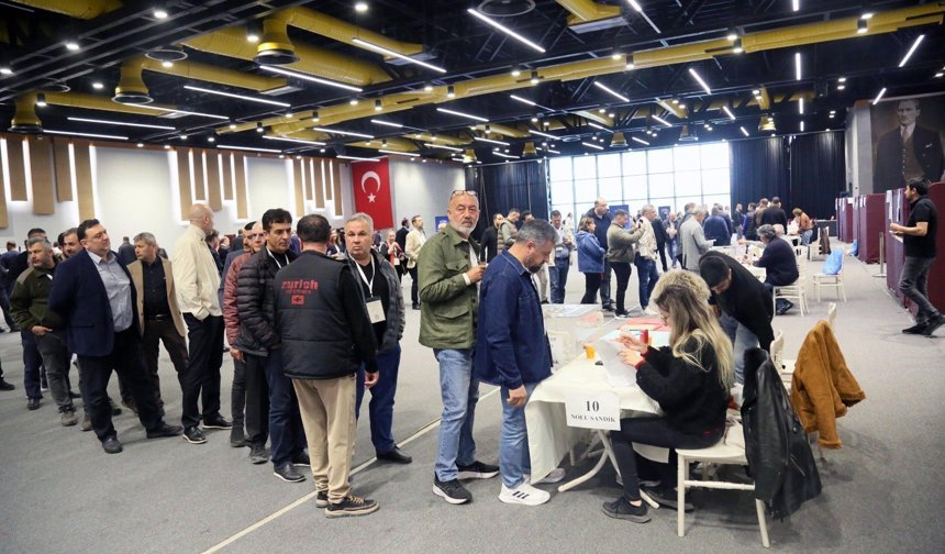 BAİB'de yönetim turkuaz, delegeler kırmızı