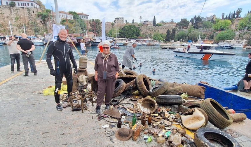 Kaleiçi Yat Limanı'ndan 5 ton atık çıktı